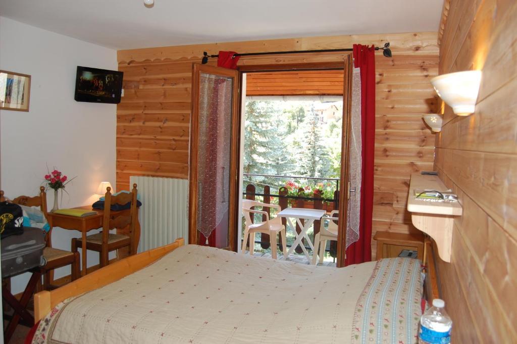 Au Bon Logis Hotell Risoul Rum bild