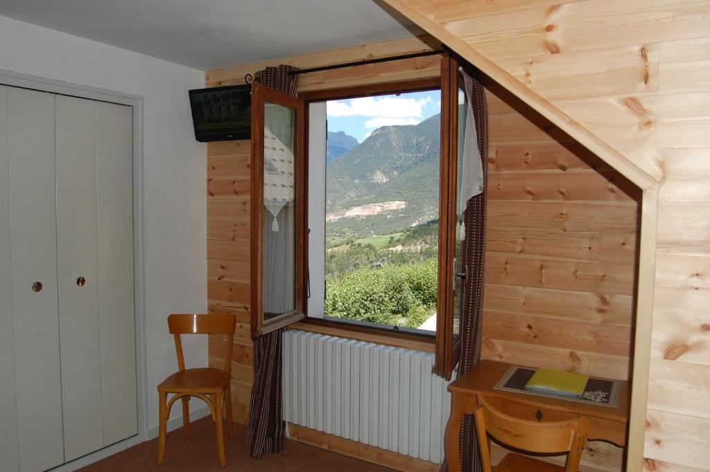 Au Bon Logis Hotell Risoul Rum bild